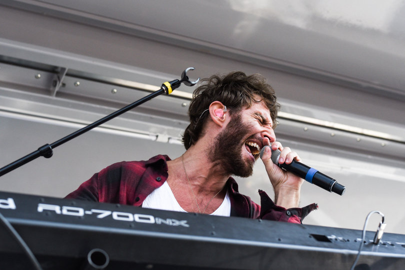 Smallpools, an LA-based indie rock band, kicked off its performance with the song “Over and Over.”