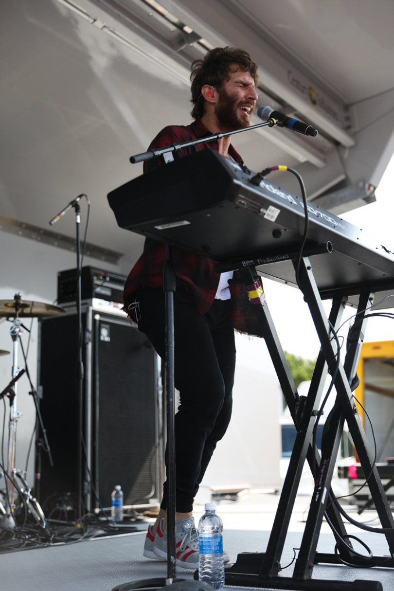 In order to let the show go on, Smallpools’ drummer kept playing to the beat of the chant “drum solo.”