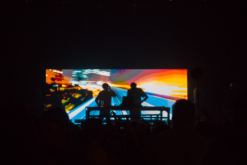 The duo used visual effects to the maximum, with screen graphics matching both lyrics and beats.