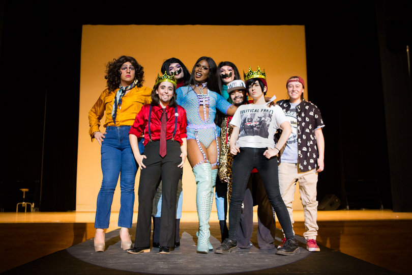 The show concluded after one last group photo. 