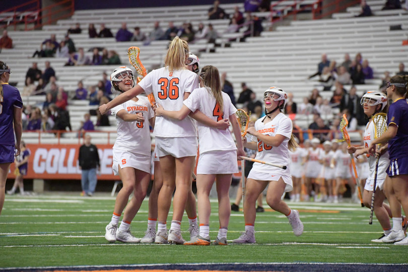 SU often gathers together and celebrates each goal. 