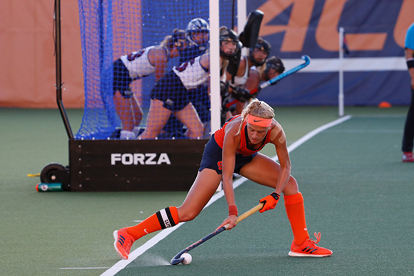 Hoffmann enters a centering pass from the corner.