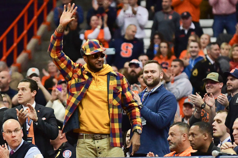 Carmelo Anthony waves to fans