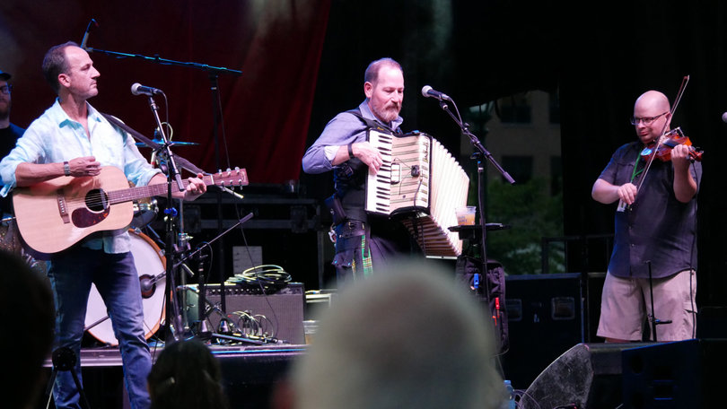 The Causeway Giants perform Irish-themed music. Their setlist includes original and cover songs.
