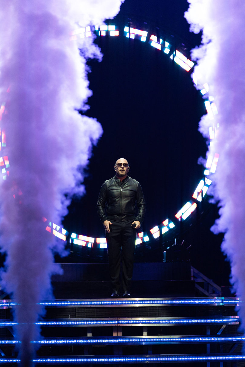 Mr. 305 ascended the stage’s stairs in shifting colors of haze, ready to rock the 315. Smoke blasted from the stage multiple times throughout his performance. 