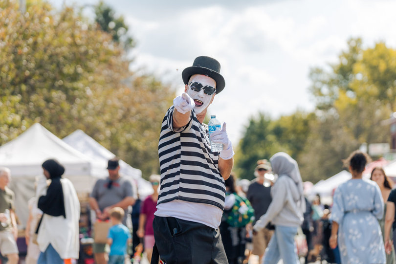 A street performer captured the attention of many fairgoers. The performances enhanced the Fair’s lively and artistic atmosphere.
