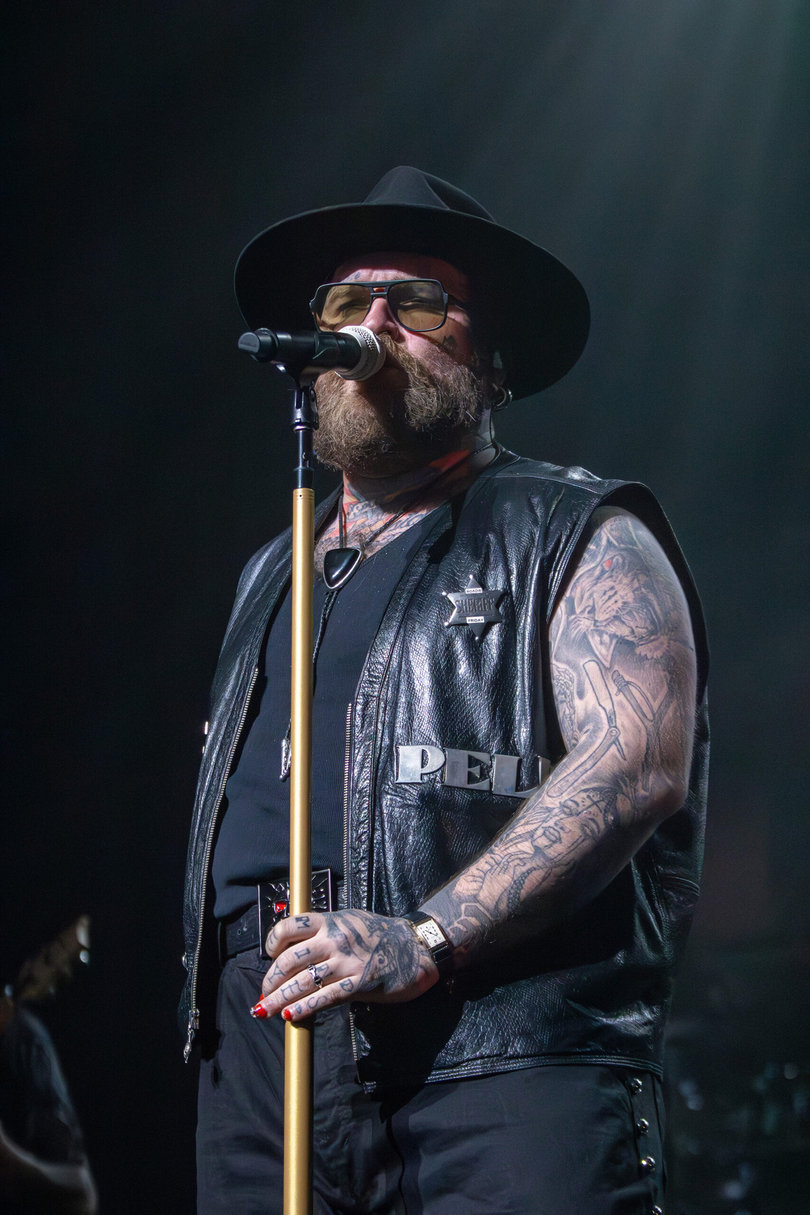 Dressed in a western-themed outfit, Teddy Swims opens his set. He sported a leather vest with a star pin that showed off his tattoos and a cowboy hat.
