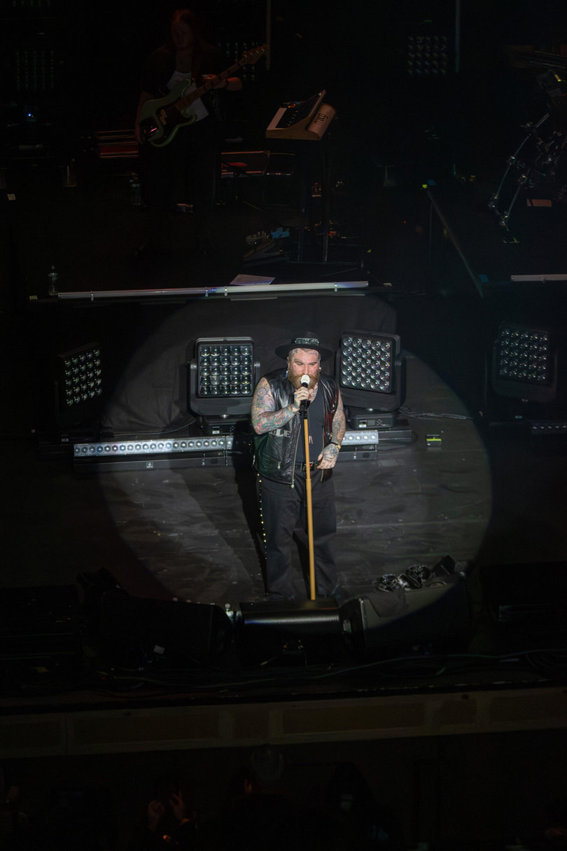 The spotlight illuminates Teddy Swims as he captivates the audience.
