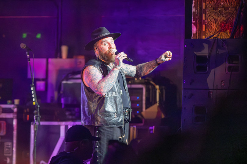 Swims interacts with the crowd as he sings a mix of high- and low-energy songs. His setlist included his most popular hits and some cover songs.
