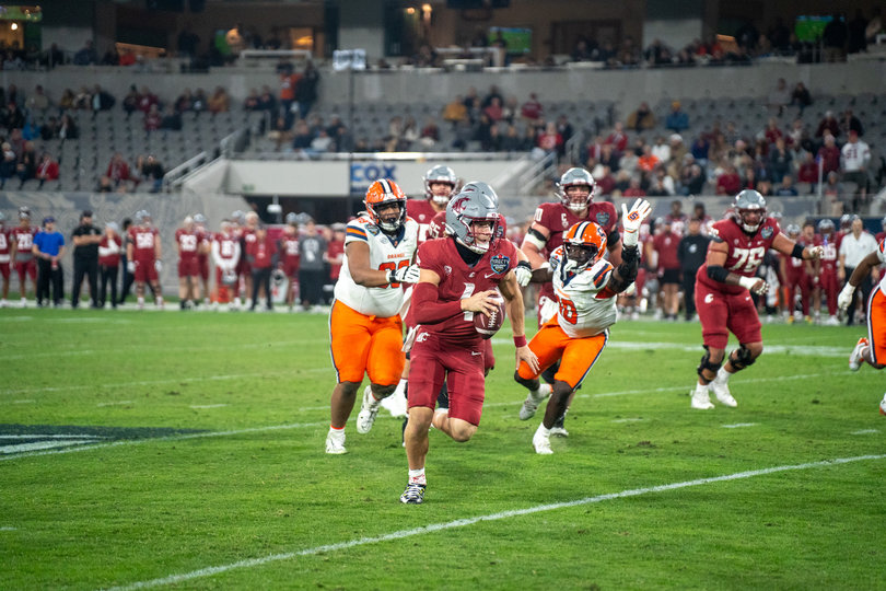 Washington State quarterback Zevi Eckhaus scrambles to his right, leaving SU’s defensive line in the dust. In his first start of the season, Eckhaus totaled 391 yards and four touchdowns. 