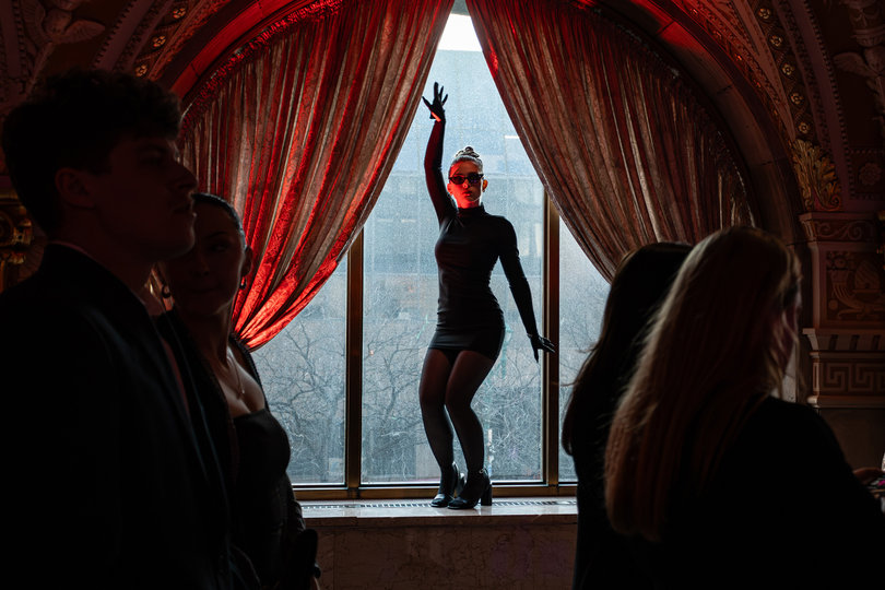 Before the show began, the models stood on the balcony’s floating windows in Palladian Hall, encased by outdoor scenery.