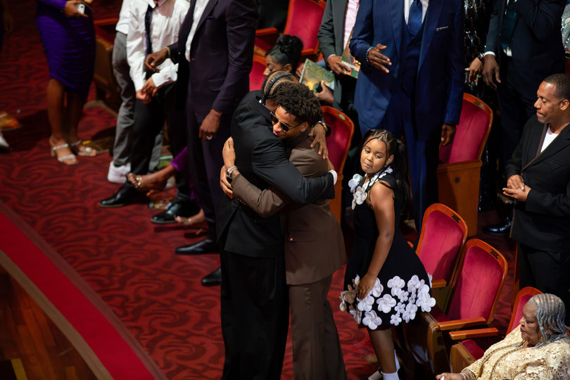 After delivering his speech, Anthony hugs his son, Kiyan. Following Anthony’s dominance with Syracuse from 2002-03, Kiyan will look to follow in his father’s footsteps as the start of his freshman season at SU begins in under two months. 