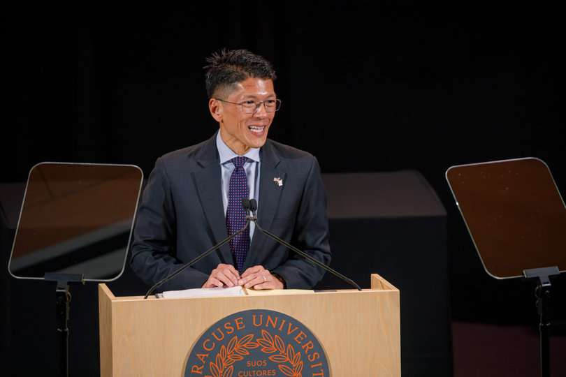 Lau delivers introductory remarks at the portrait unveiling. During the ceremony, Lau announced that with the support of the SU’s alumni, the university doubled the memorial scholarship to commemorate President Biden’s late son Beau, an alum of the Law School.