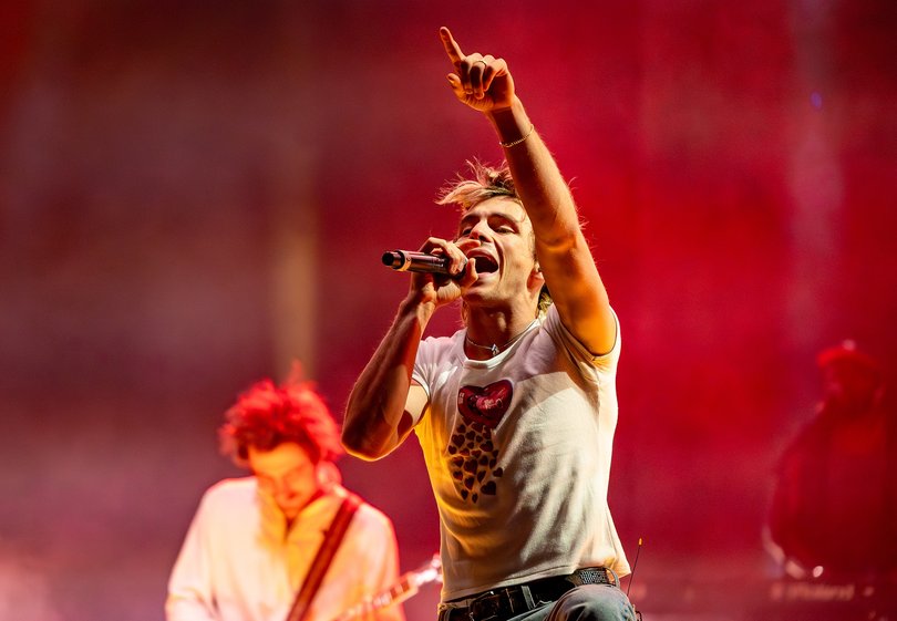 Ross Lynch sings “Same Old Story” for The Driver Era’s second song of the night, delighting attendees with his dance moves. Before the show, Ross purchased a white baby tee with red hearts at Marshall Square Mall’s thrift store 3fifteen.