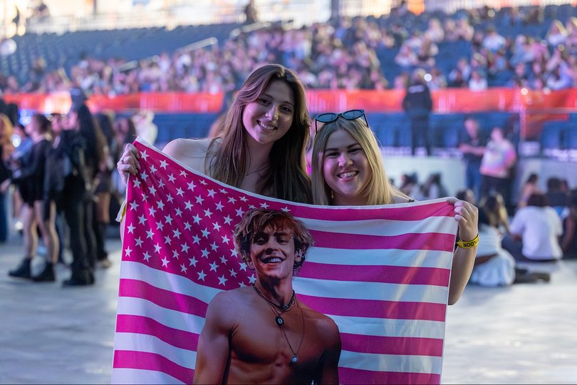 Sierra Cuthill (left) and Stephanie Hillburn (right) hold their Ross Lynch flag in anticipation for The Driver Era’s performance. The flag is a piece of Cuthill and Hillburn’s home decor.