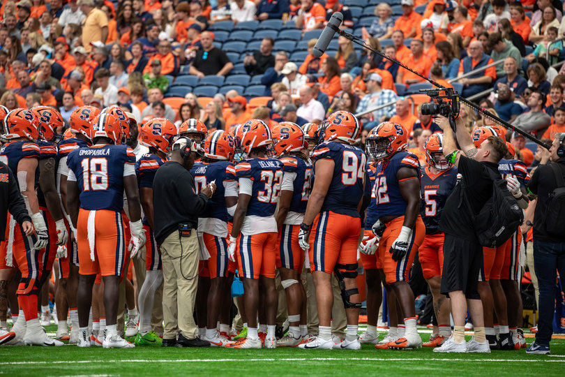 Syracuse football meets on the sideline during SU’s 2025 blowout loss to Duke. The Orange finished last in the ACC last season.