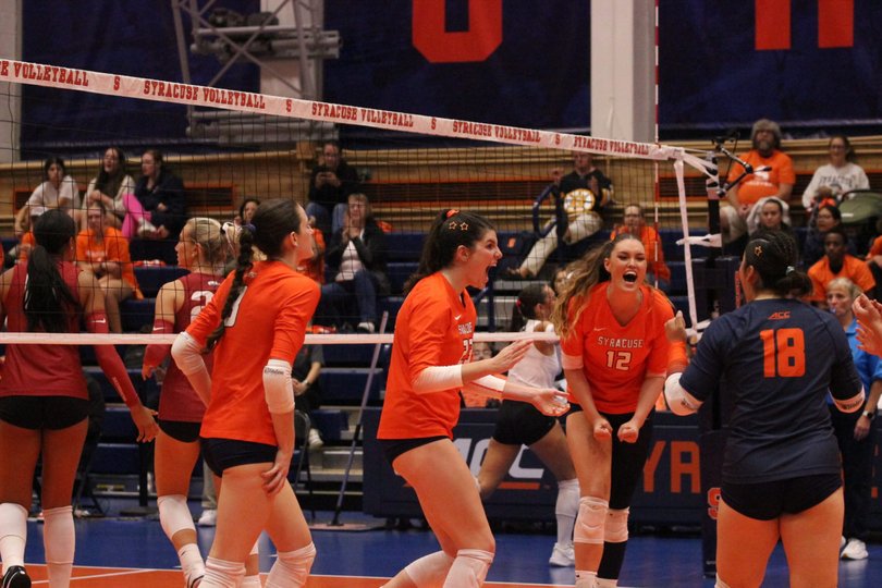 SU swept Canisius behind Kiernan Stamey and Emma Williams' double-digit kills and Yuka Urano's double-digit digs for the third straight game.